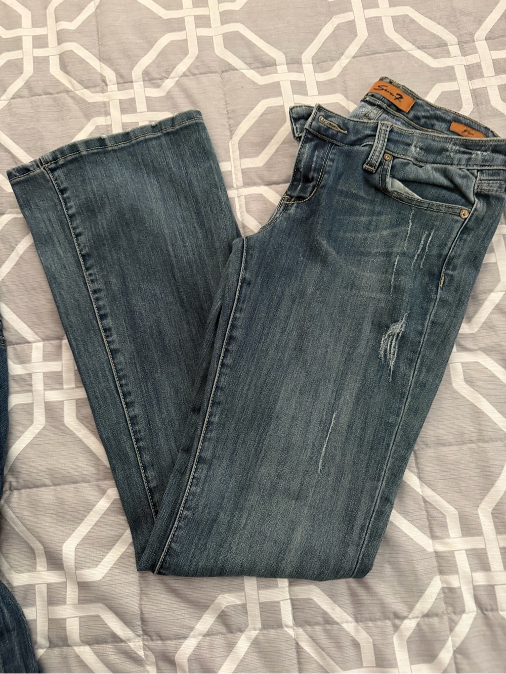 Women’s Seven7 Blue Bootcut Jeans with Subtle Distressing size 27 inseam 32